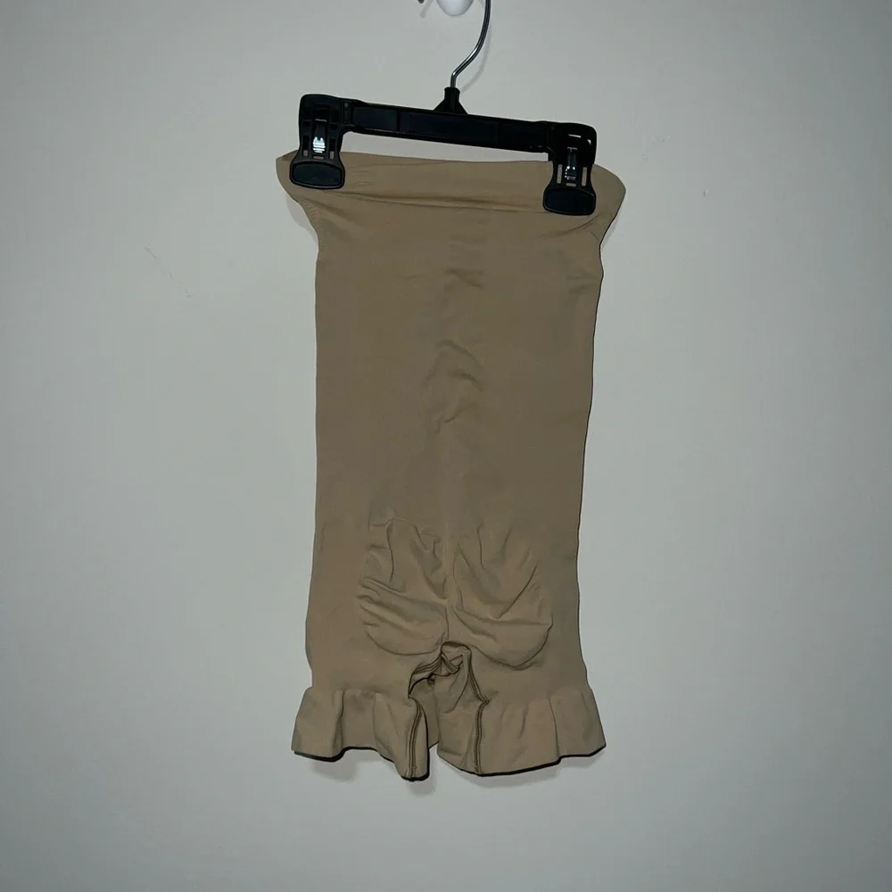 SKIMS SEAMLESS SCULPT STRAPLESS SHORTIE BODYSUIT CLAY BEIGE SMALL